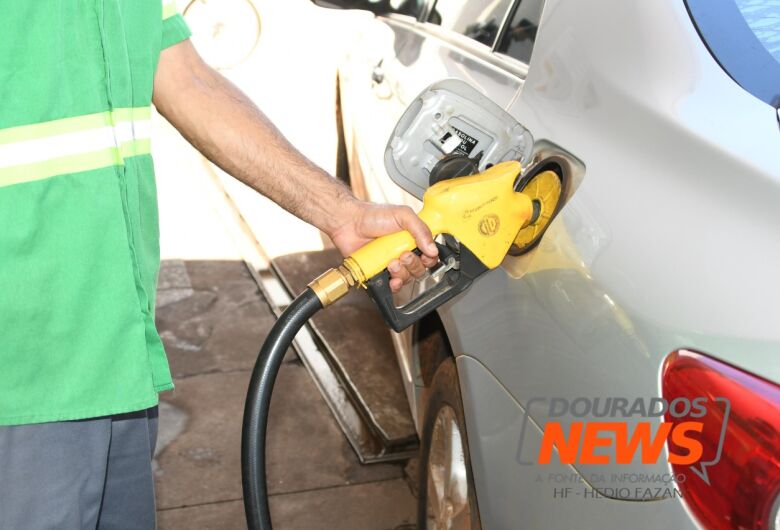 Preço médio da gasolina comum se aproxima dos R$ 7 e março tem o combustível mais caro do ano