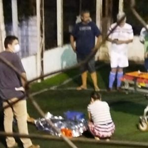 Niño muere en cancha de fútbol: un arco le cayó sobre la cabeza
