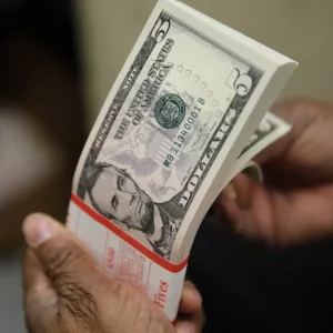 Dólar mais caro faz busca pela moeda cair 25% no Brasil
