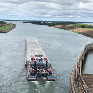 Más de 42.000 toneladas de productos paraguayos van rumbo a los mercados a través de la esclusa de Yacyretá￼