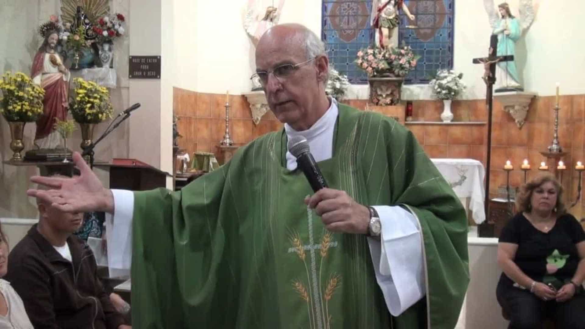 Padre Júlio Lancellotti é abordado pela PM durante Via Sacra em SP