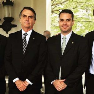 Governo Bolsonaro coloca sob sigilo visita de filhos do presidente ao Planalto