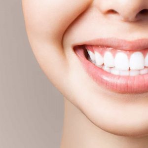 Mito ou fato: O bicarbonato de sódio branqueia os dentes?