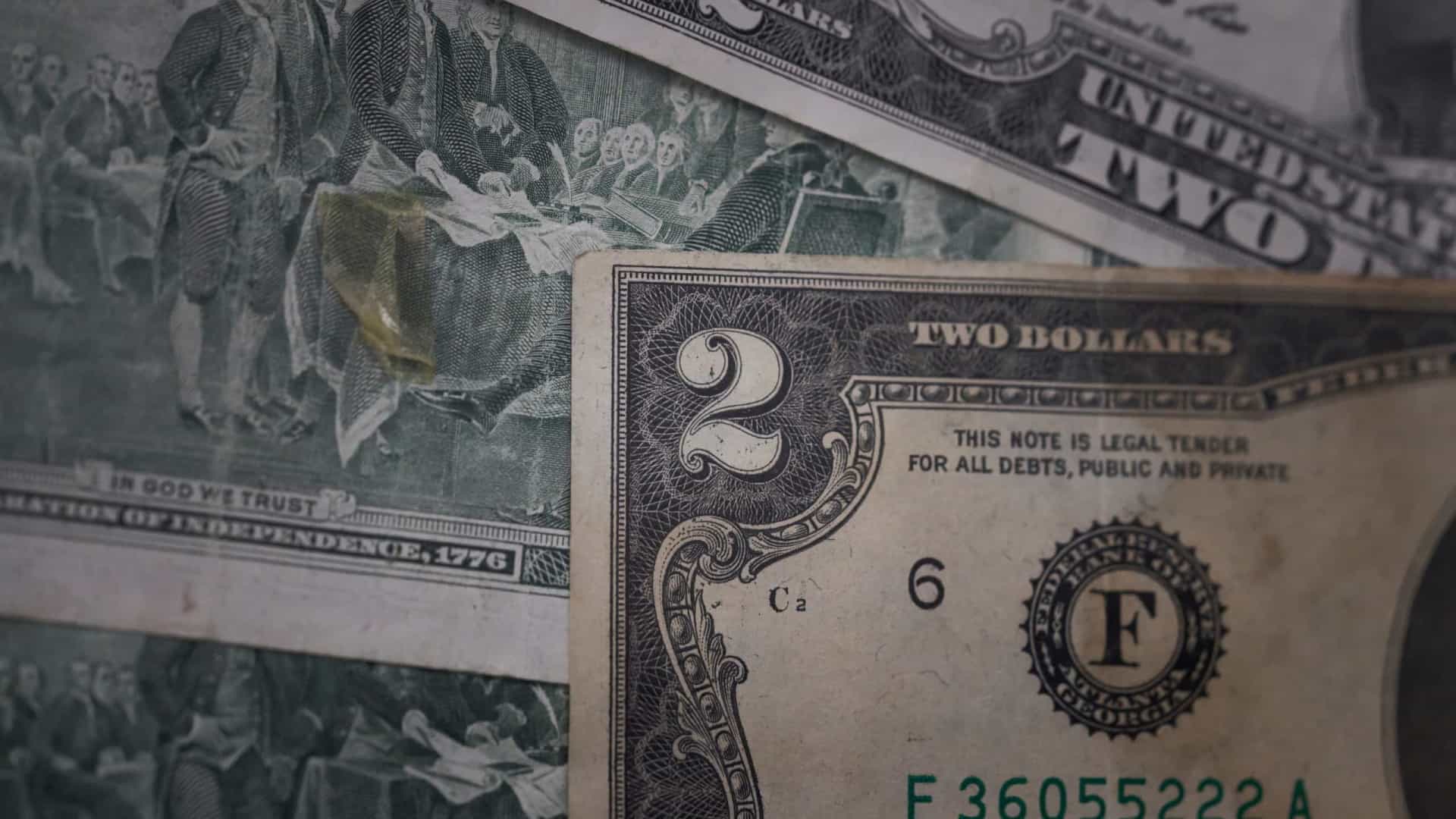 Dólar recua ante real com dados domésticos no radar