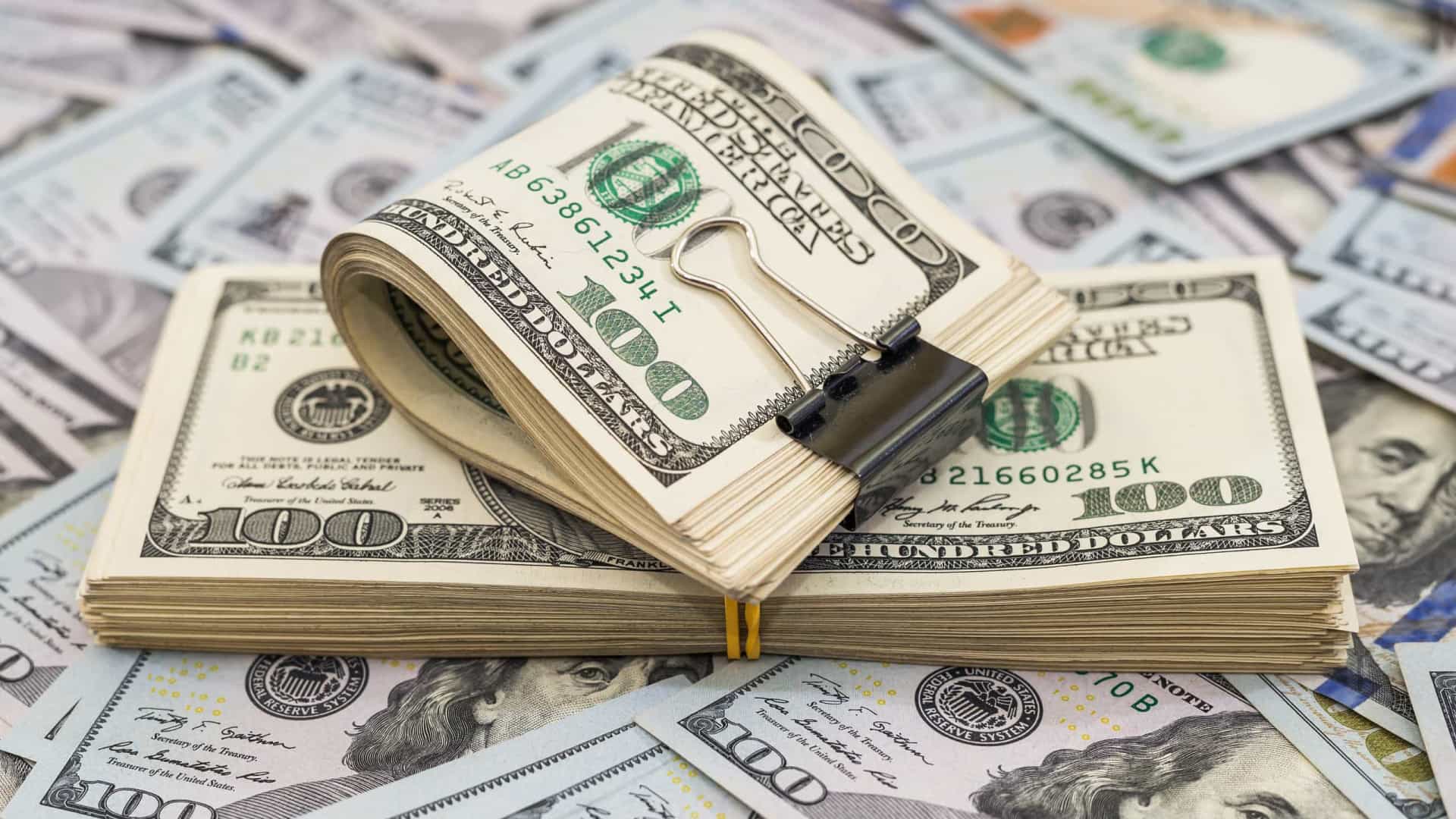 Dólar é negociado acima de R$ 5 após sequência de altas