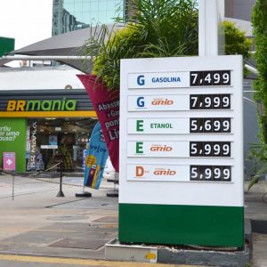 Gasolina sobe 2,35% nos postos em abril mesmo sem reajuste da Petrobras