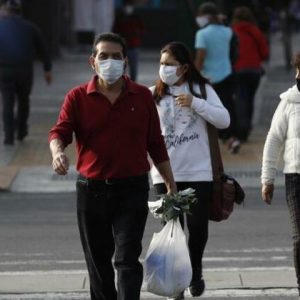 Perú mantiene uso obligatorio de mascarillas en la calle por pandemia