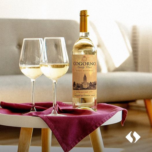 El vino #Cogorno Late Harvest, destaca por su brillante color dorado con burbujas que destellan.