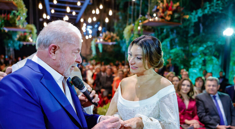 Lula se casa en Brasil a cinco meses de las elecciones