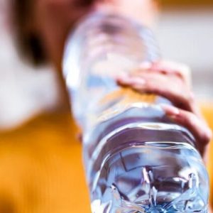 Cuáles son las razones por las que no se deben reutilizar las botellas de plástico