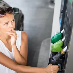 Preço da gasolina: 7 verdades e mitos sobre como economizar combustível￼