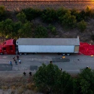 Hallan a 46 migrantes muertos en un camión abandonado en Texas￼