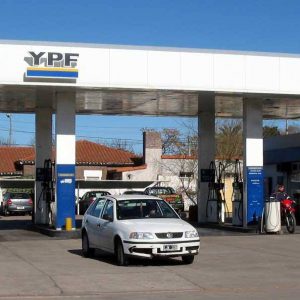 Petrolera argentina cobrará 43% más caro el gasoil a vehículos con chapas extranjeras￼