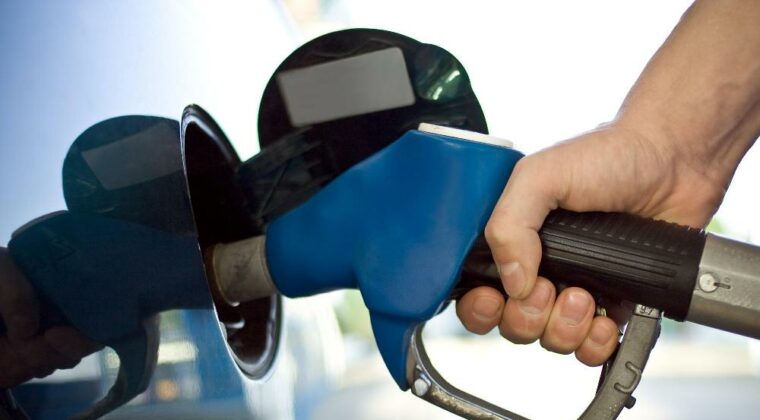 Petróleo cai e deve derrubar ainda mais os preços da gasolina e do diesel