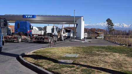 Argentina realiza controles fronterizos para garantizar provisión de combustible