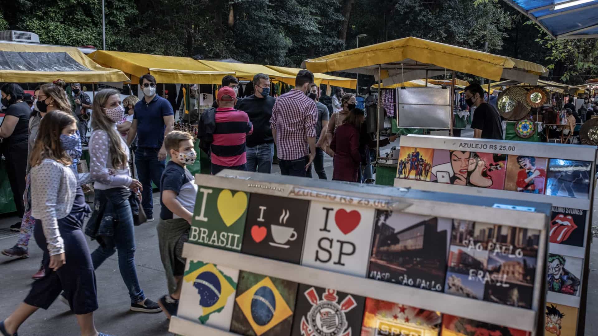 São Paulo volta a obrigar uso de máscaras contra covid-19