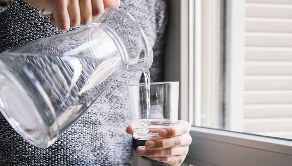 Salud insta a beber agua durante días fríos, para mantener el cuerpo hidratado
