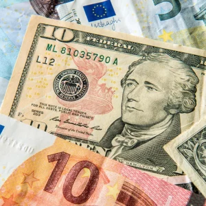 Euro fica abaixo de US$ 1,01 e se aproxima da paridade com o dólar￼