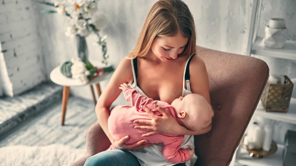 Entidade americana dá novas diretrizes sobre amamentação e sono de bebês