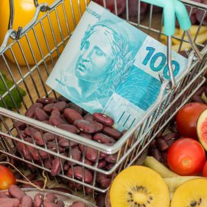 Inflação obrigou 7 em cada 10 brasileiros a cortarem itens de compra no mercado