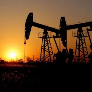 Sube el petróleo mientras mercados bursátiles y compras cobran impulso