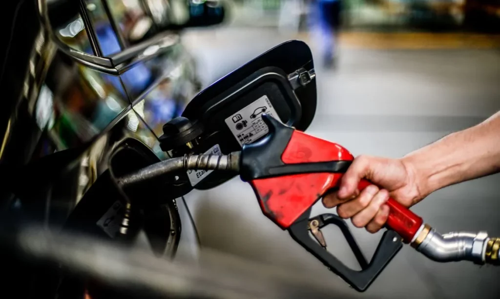 Petrobras reduz preço do litro da gasolina para as distribuidoras em R$ 0,18