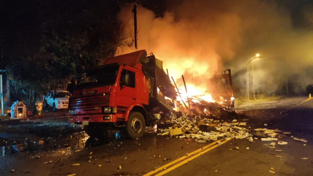 SALTO DEL GUAIRÁ-.Camión se incendia en plena ruta