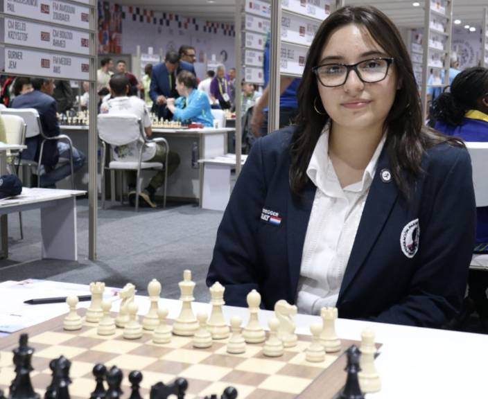 Paraguaya de 14 años hizo jugada maestra en ajedrez y ganó partida en Olimpiadas FIDE en India￼