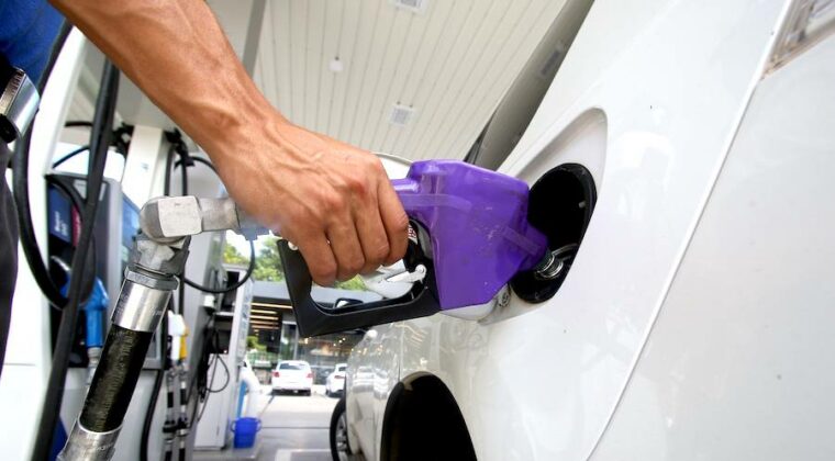 Una buena noticia: tendencia del precio del petróleo avizora reducción del combustible