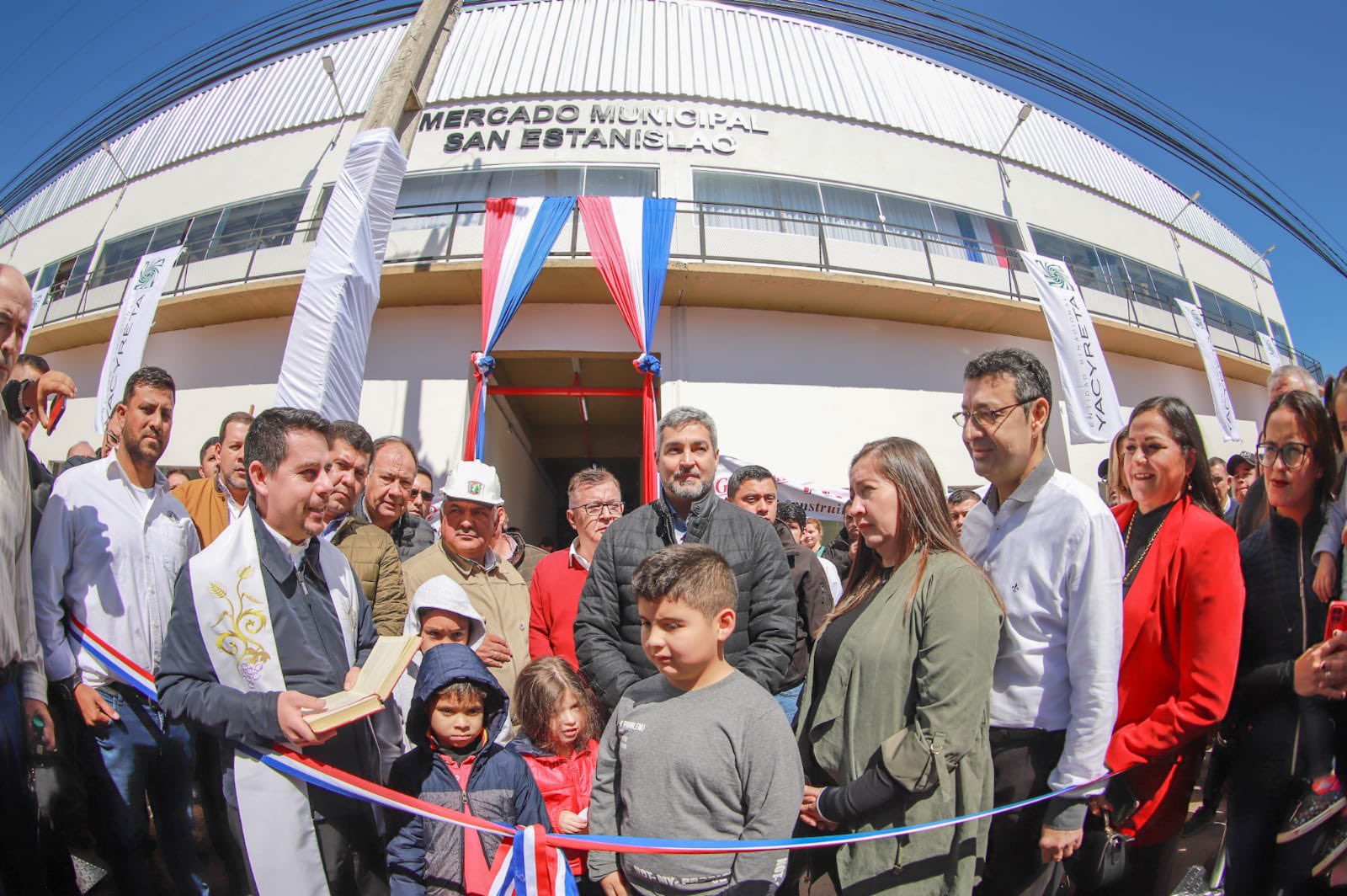 Abdo Benítez inauguró renovado mercado municipal de Santaní y entregó aportes a pobladores￼