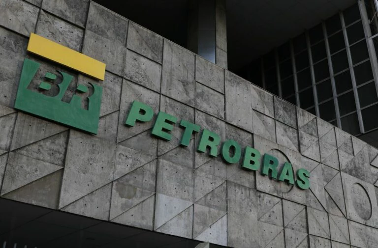 Petrobras faz novo corte, e preço de gasolina de aviação cai 15,7%