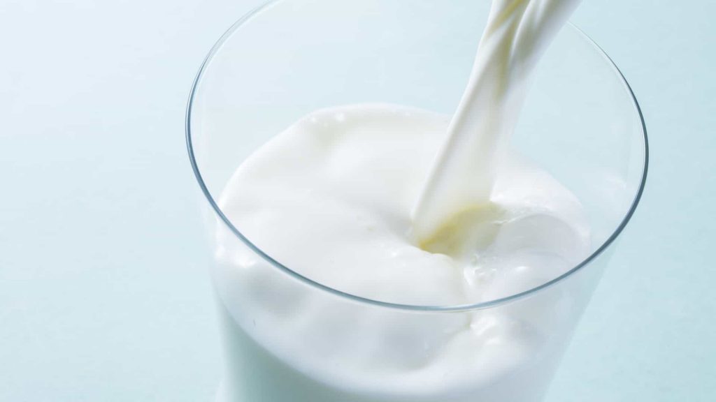 Preço do leite começa a recuar após acumular alta anual de 80% em julho