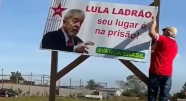 Militantes do PT arrancam placa contra o ex-presidente Lula em Coronel Sapucaia