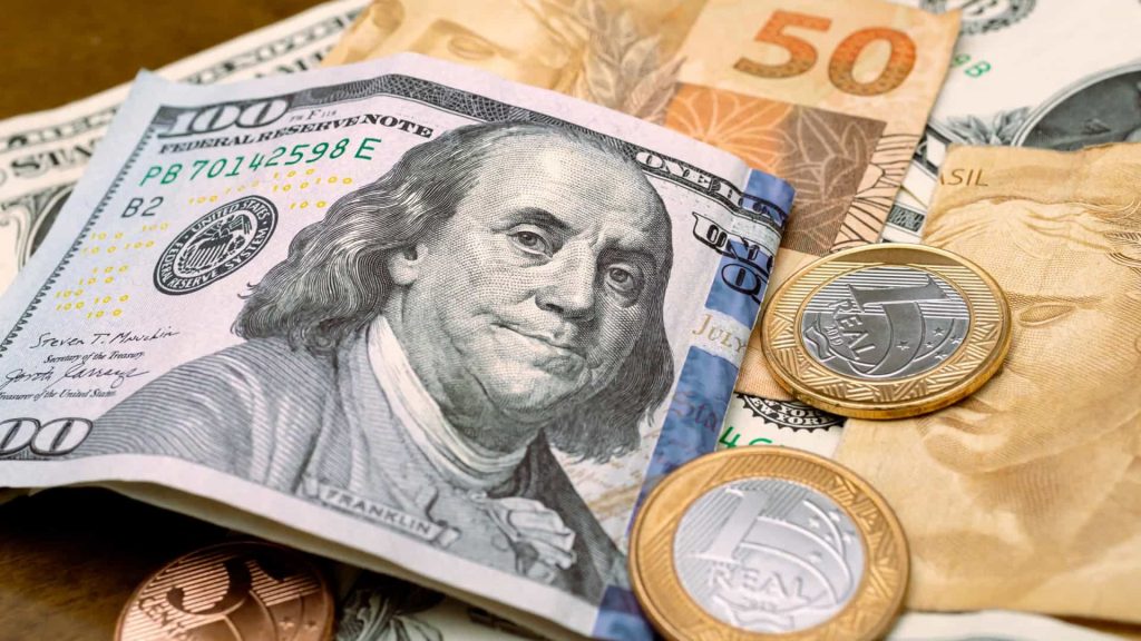 Dólar sobe com aversão a risco no mundo
