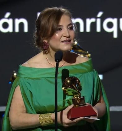 ¡ORGULLO NACIONAL! ￼Berta Rojas hace historia y se convierte en la primera artista paraguaya en ganar un Grammy Latino.