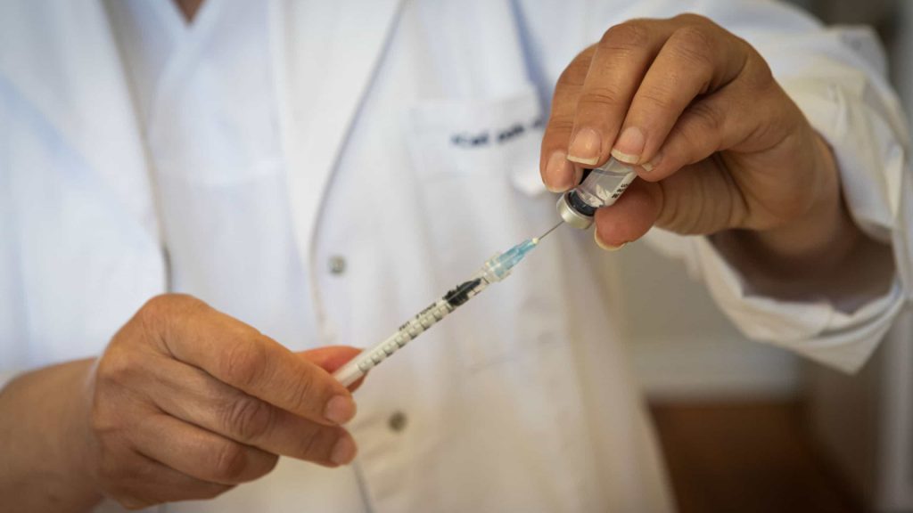 Aumento de casos de Covid provoca corrida a postos de vacina em SP