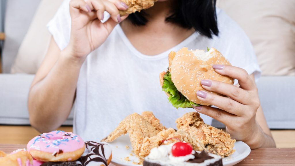 Compulsão alimentar é caracterizada por descontrole e culpa; entenda