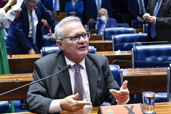 Senador brasileño pide al STF extraditar a Bolsonaro