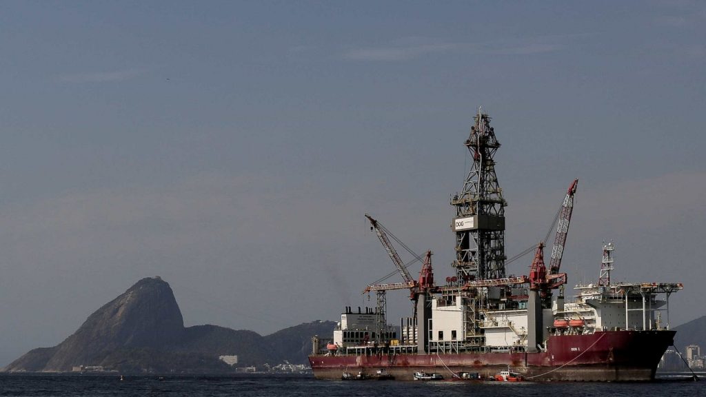 Petroleiros alertam para possíveis ataques a refinarias e golpistas fazem bloqueios