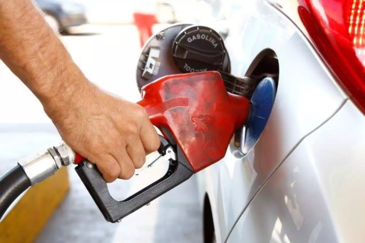 Petrobras anuncia aumento de 7,46% no preço do litro gasolina
