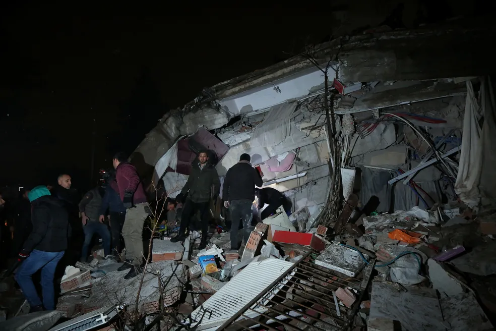 Terremoto de 7,8 de magnitude mata mais de 1.200 na Turquia e Síria