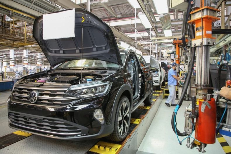 Volkswagen suspende temporariamente produção em fábricas brasileiras