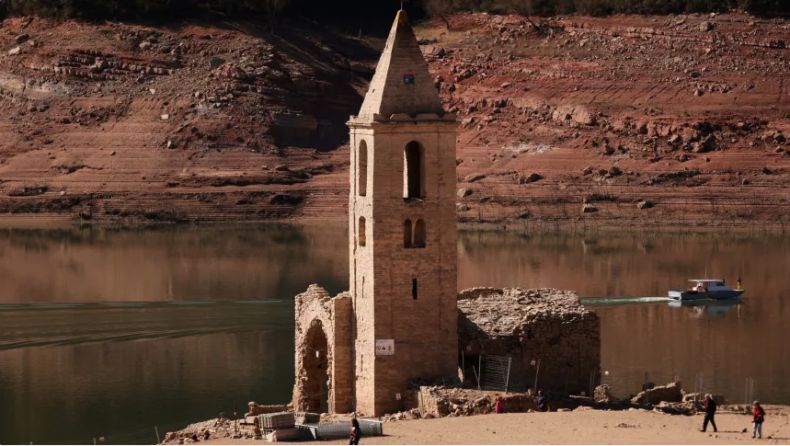 Milagre? Torre de igreja ressurge após reservatório secar na Espanha