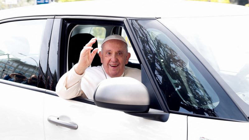 ‘Eu ainda estou vivo’: a piada do papa Francisco ao sair do hospital