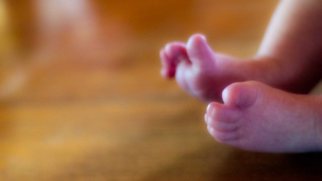 Bebê que nasceu com 335 gramas deixa hospital após cinco meses