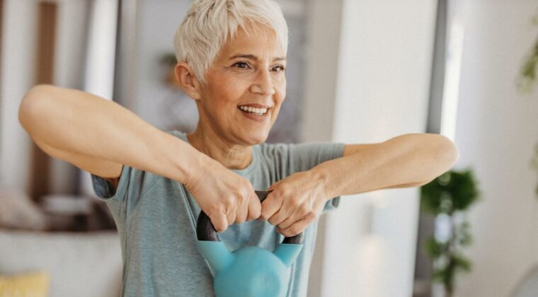 Tres ejercicios de fuerza para mayores de 50 años
