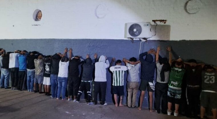 Detienen con drogas a 24 hinchas colombianos ebrios y armados