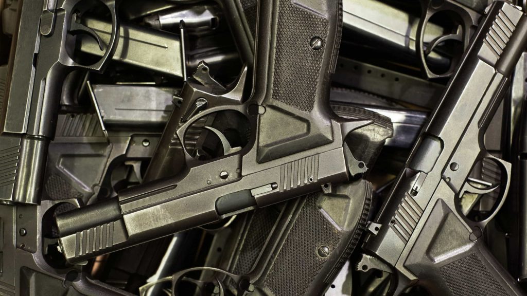 Registro de armas de fogo cai 52% nos primeiros cinco meses do ano, aponta Ministério