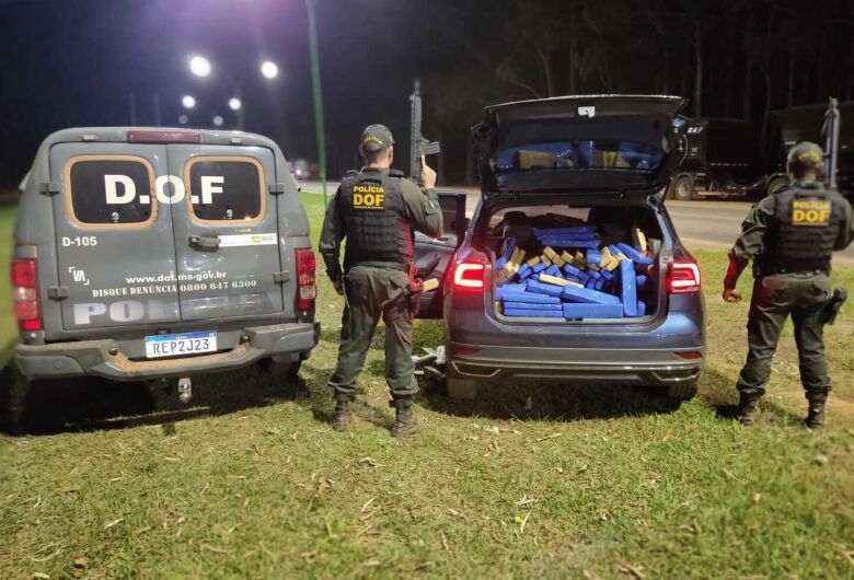Polícia apreende meia tonelada de drogas em carro roubado no RJ
