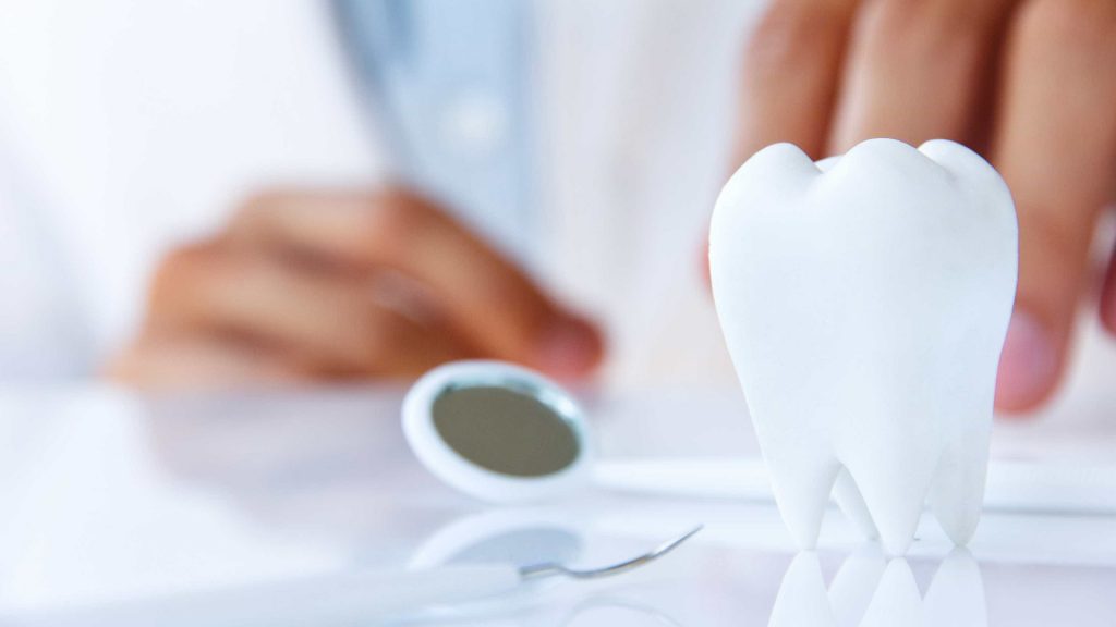 Maioria das crianças tem cáries, e adultos precisam de prótese dentária, diz pesquisa